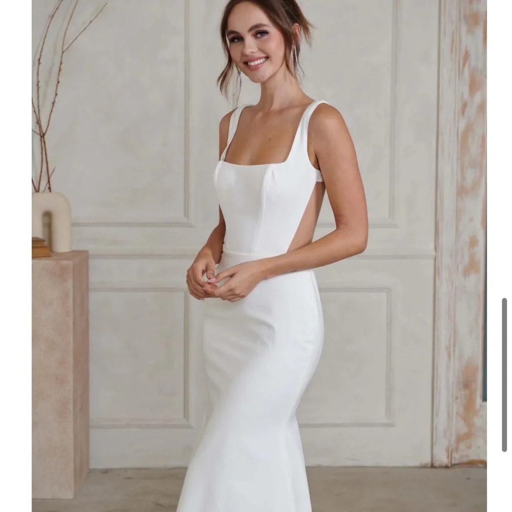 Chic Ivory Bridal Gown with Button Detail - Picture 4 of 12